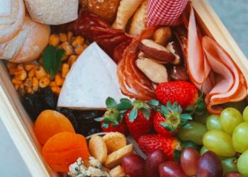 Tábuas de frios e sobremesas pro Dia dos Namorados