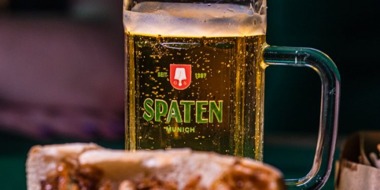 De Munique para o Brasil: Spaten, uma das primeiras puro malte do mundo, traz experiência dos biergartens alemães para a Pedreira