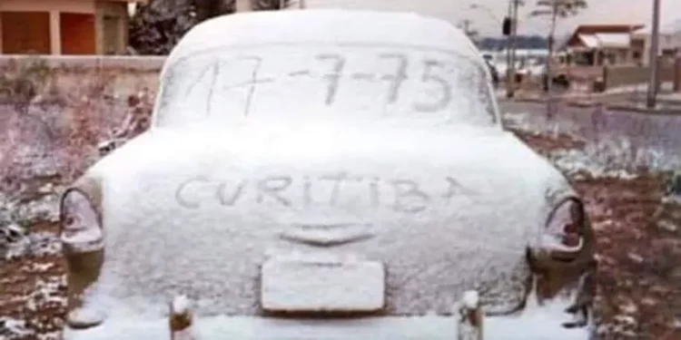 50 anos do maior espetáculo de inverno de Curitiba: a neve de 1975