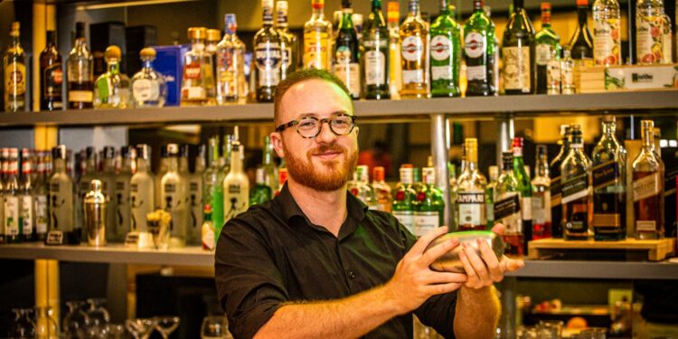 Melhor bartender do Brasil comanda masterclass exclusiva em Curitiba
