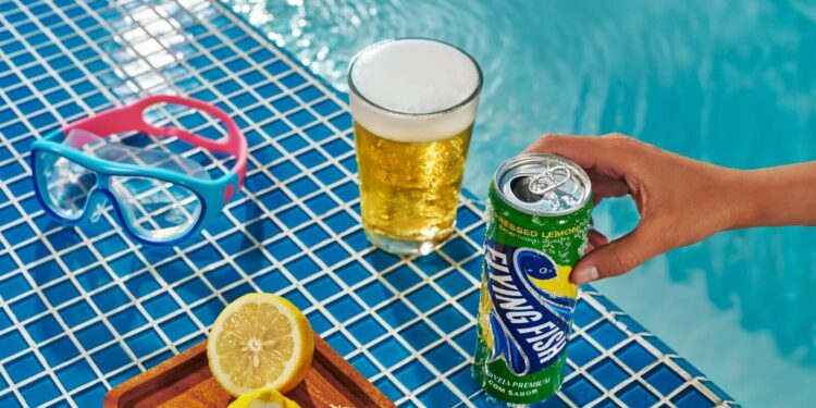 Flying Fish: Ambev lança nova cerveja saborizada com toque de limão no Sul do Brasil
