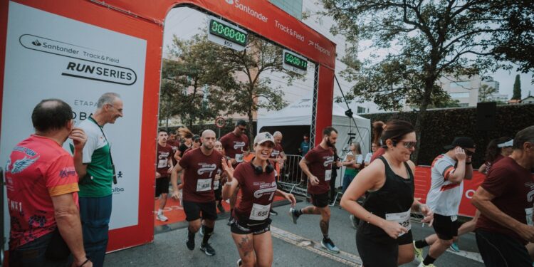 Pátio Batel recebe etapa da corrida Santander Track&Field Run Series em Curitiba