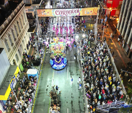 Carnaval Curitiba 2026: programação completa, blocos, desfiles e a clássica Zombie Walk