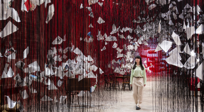 Você pode fazer parte de uma obra da Chiharu Shiota na 16ª Bienal de Curitiba