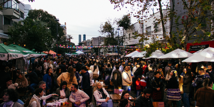 Rua da França transforma a Alameda Prudente de Moraes em um pedacinho da França em Curitiba