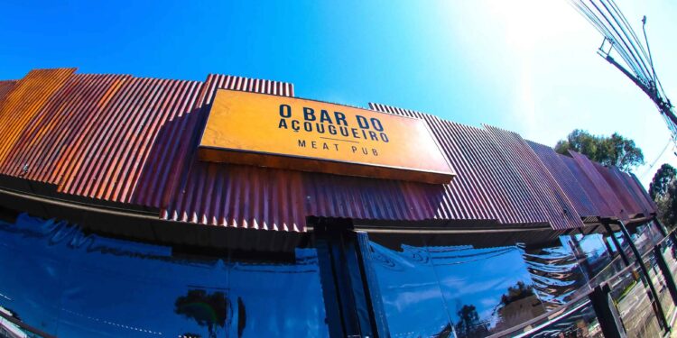 O Bar do Açougueiro une churrasco na brasa, cerveja gelada e clima de boteco em Curitiba