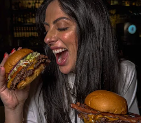 Dois pães, muitos caminhos: a rota dos burgers em Curitiba