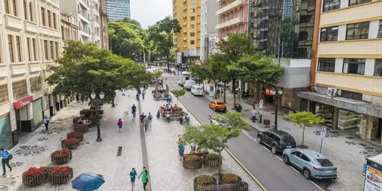 Avenida Luiz Xavier, a menor avenida do mundo, guarda uma das maiores histórias de Curitiba